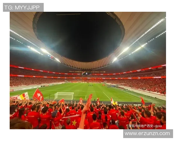 足球明星抵达保安机场引发球迷热烈追捧现场气氛火爆